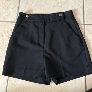 High waisted shorts, only worn once, in good conditions.